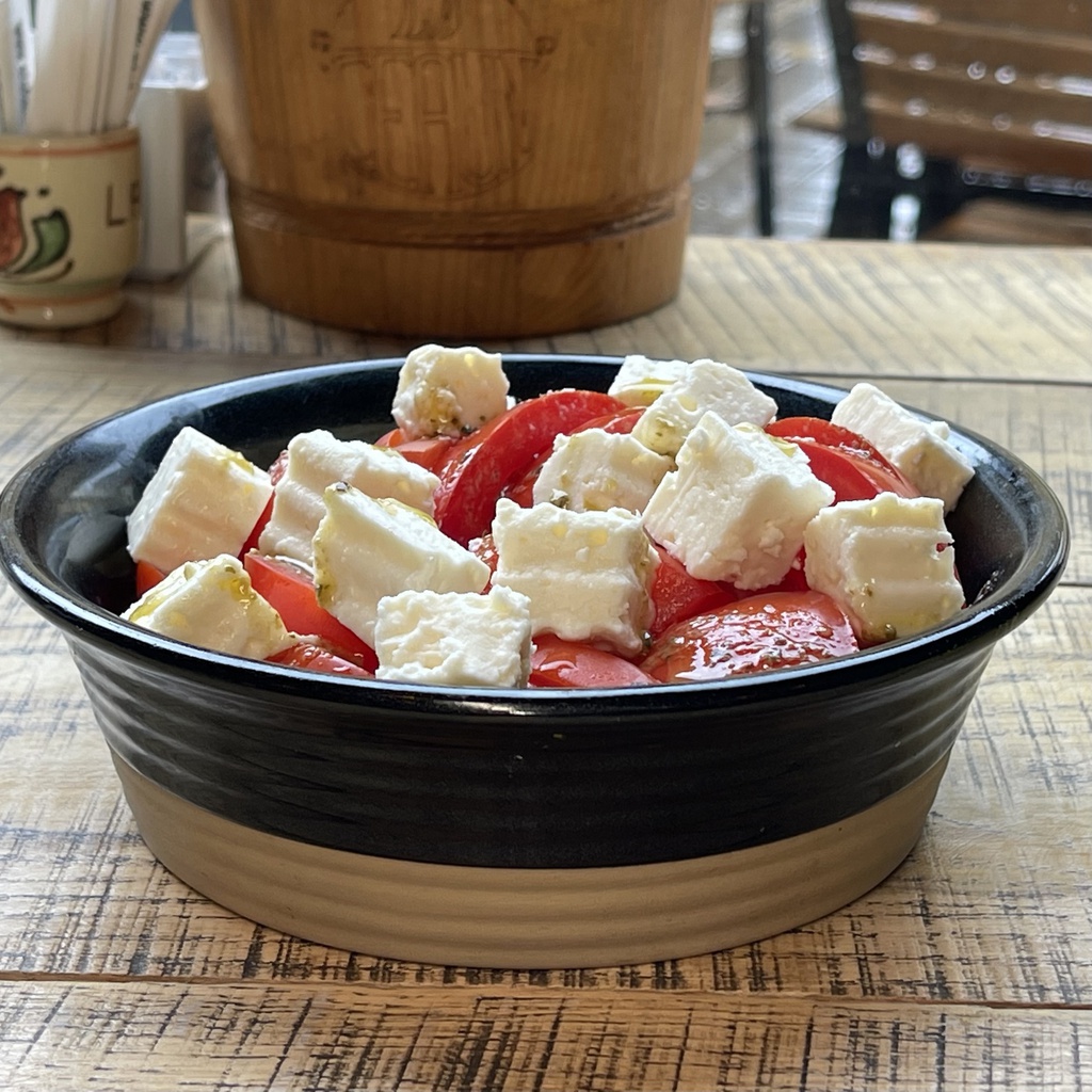 Salată de pătlăgele roșii cu brânză