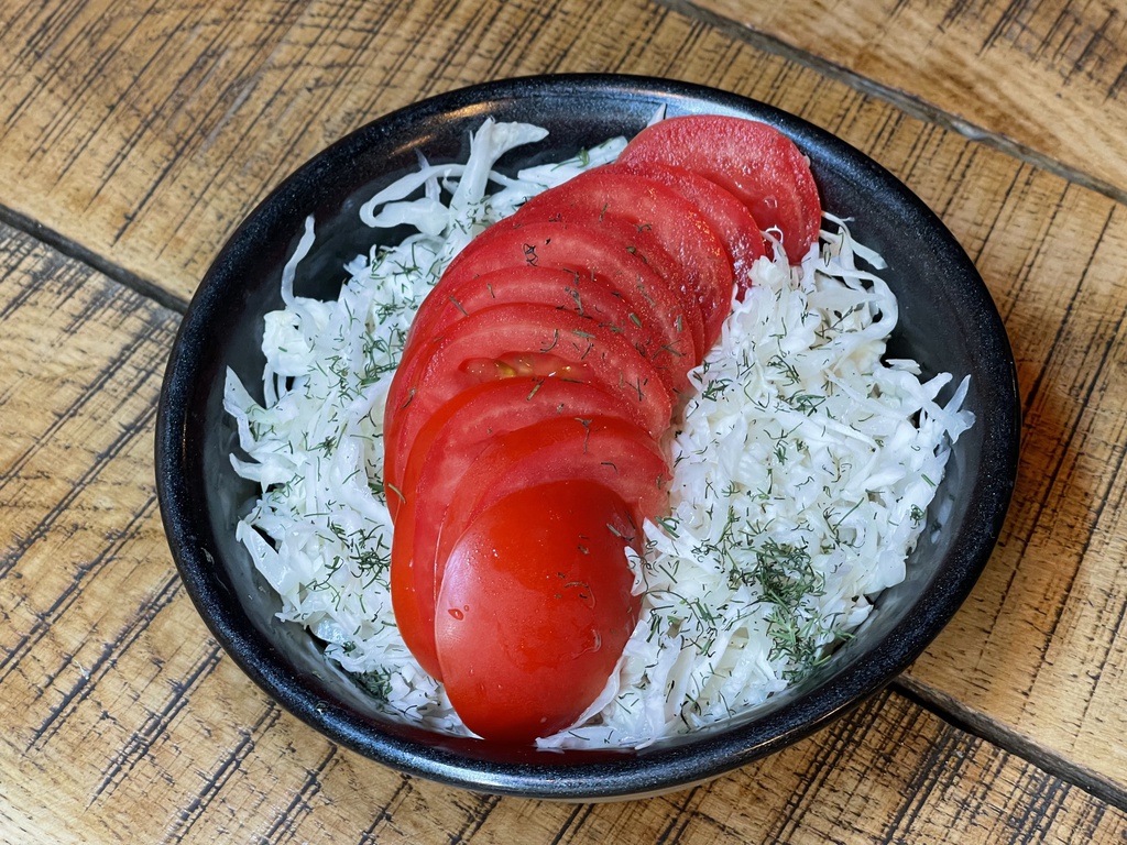 Salată de varză cu roșii și mărar